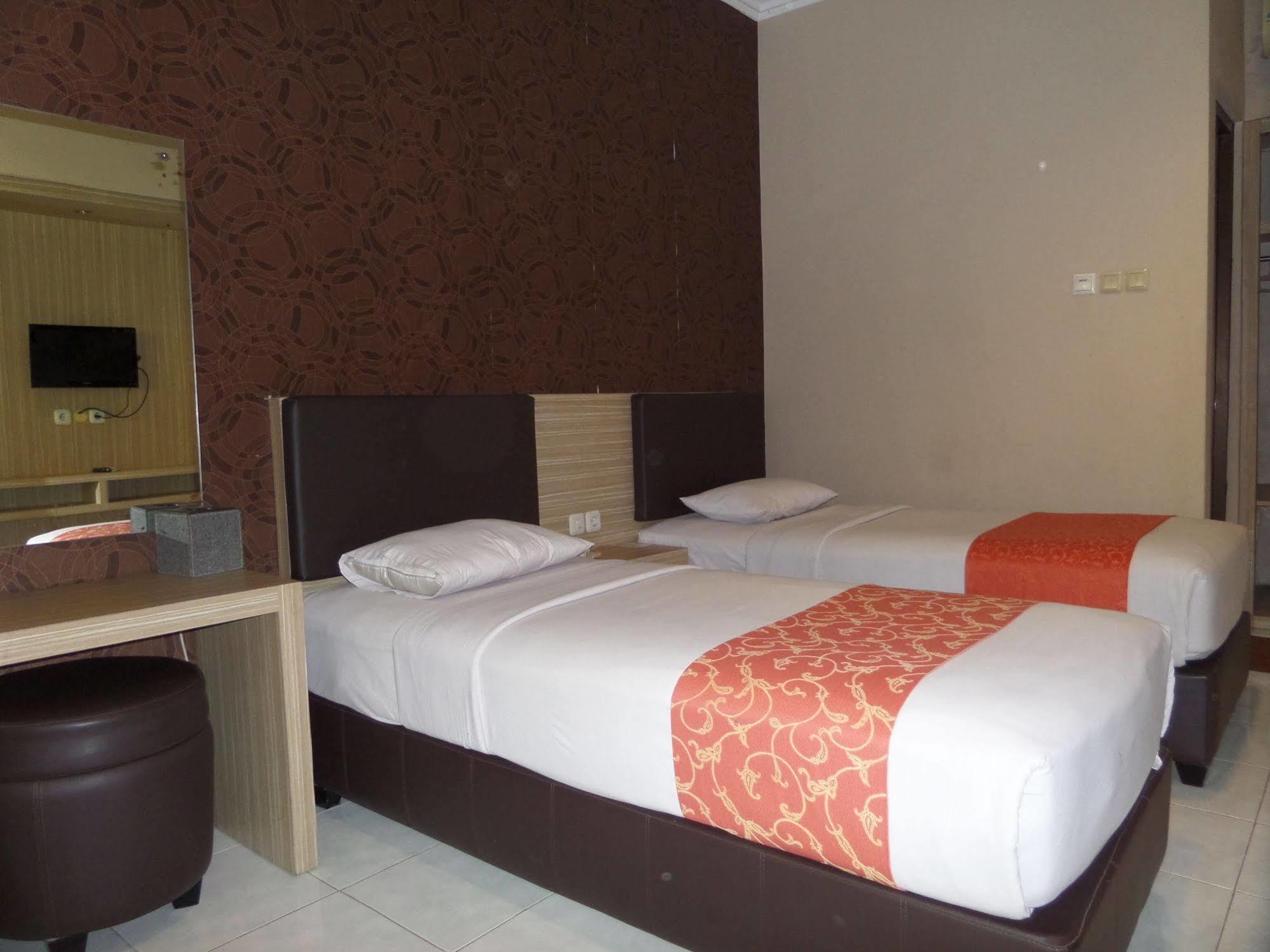 Luminor Hotel Jember By Wh Eksteriør bilde